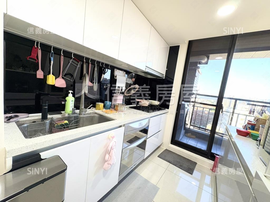 首綻高樓美妝大３房車位房屋室內格局與周邊環境