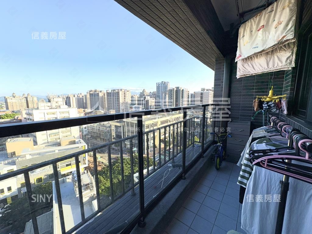 首綻高樓美妝大３房車位房屋室內格局與周邊環境