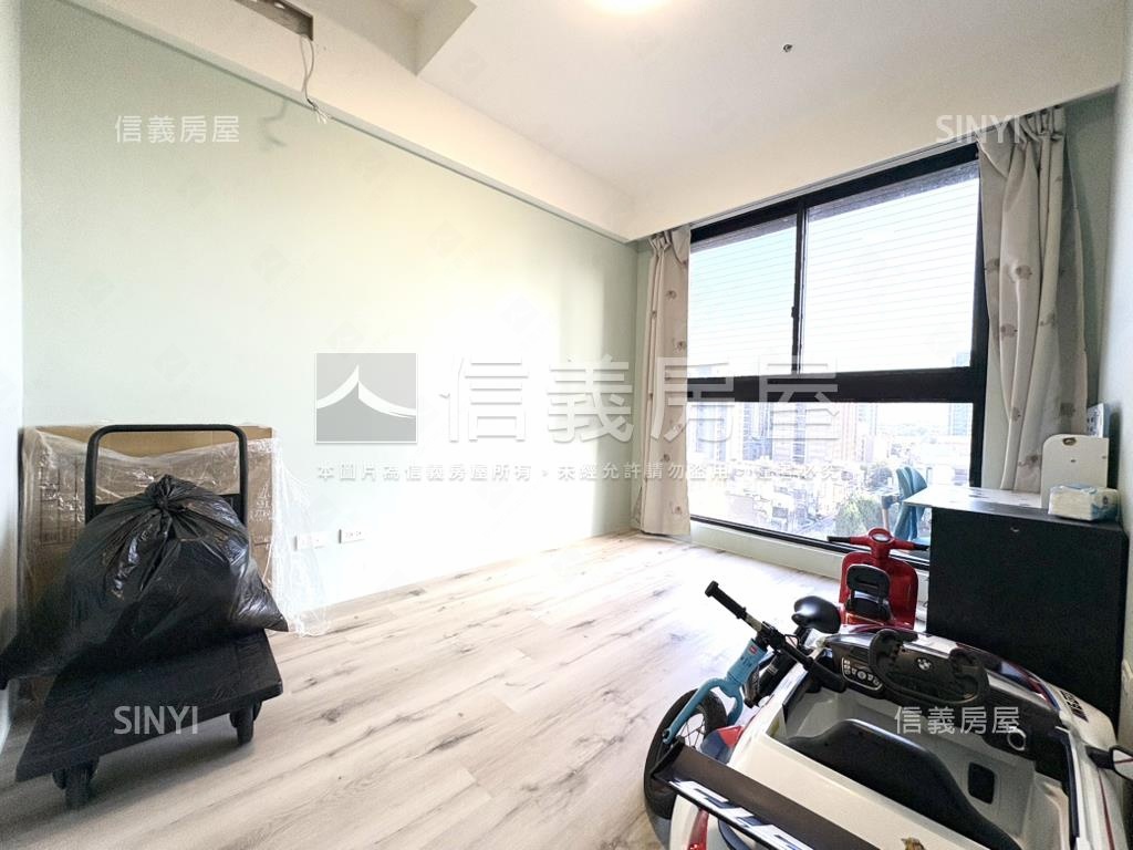 首綻高樓美妝大３房車位房屋室內格局與周邊環境