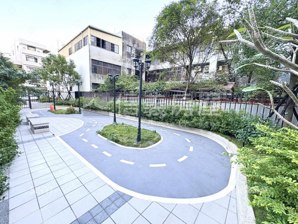 首綻高樓美妝大３房車位房屋室內格局與周邊環境