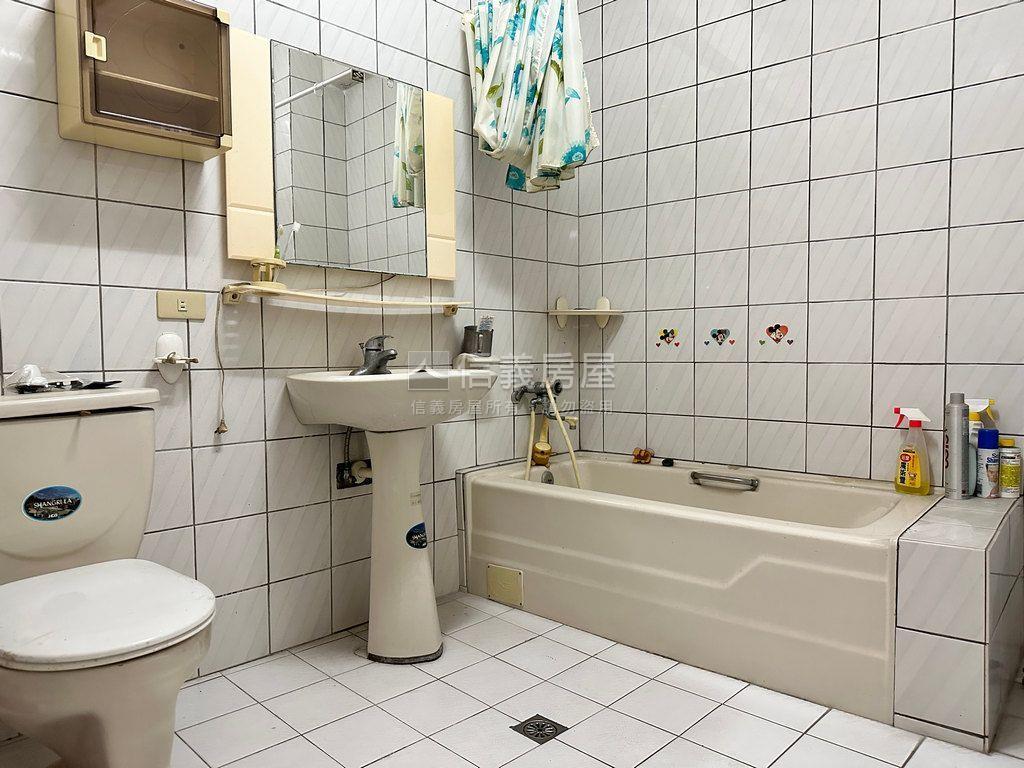 專任彰南路邊間透天房屋室內格局與周邊環境