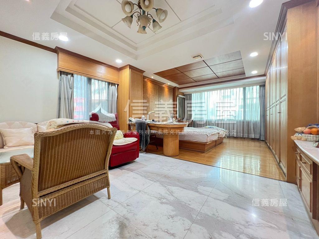 站前。面寬約九米百坪店住房屋室內格局與周邊環境