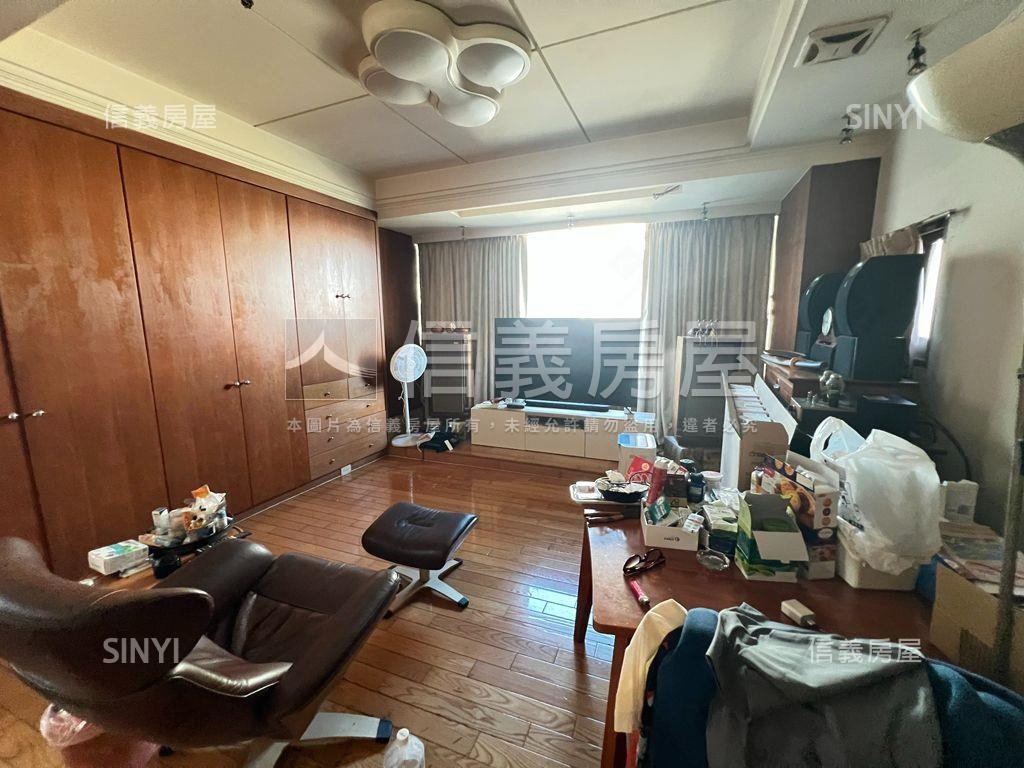 站前。面寬約九米百坪店住房屋室內格局與周邊環境