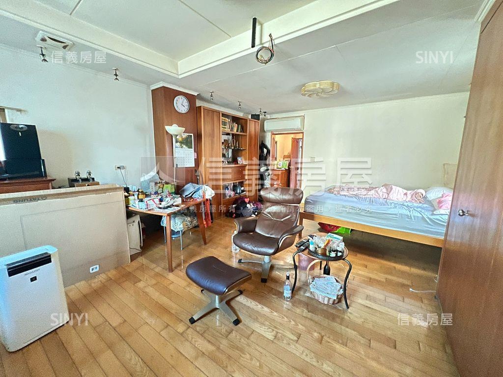 站前。面寬約九米百坪店住房屋室內格局與周邊環境