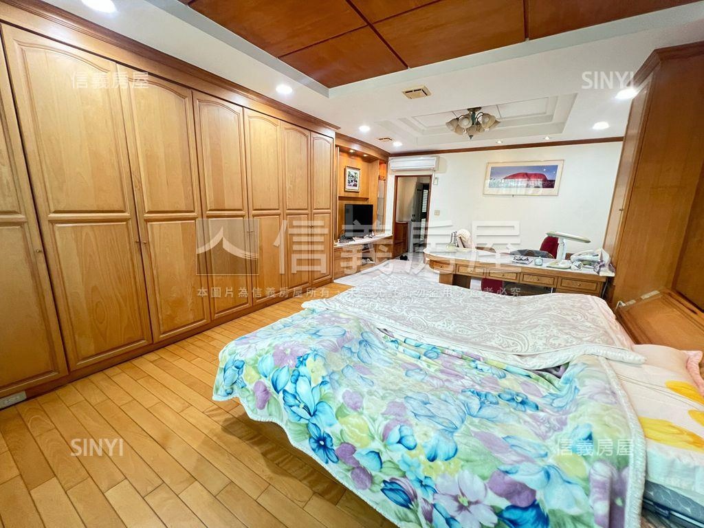 站前。面寬約九米百坪店住房屋室內格局與周邊環境