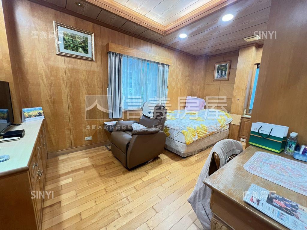 站前。面寬約九米百坪店住房屋室內格局與周邊環境