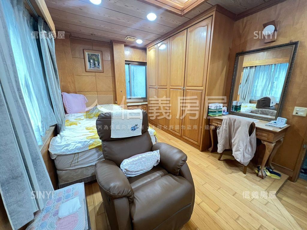 站前。面寬約九米百坪店住房屋室內格局與周邊環境