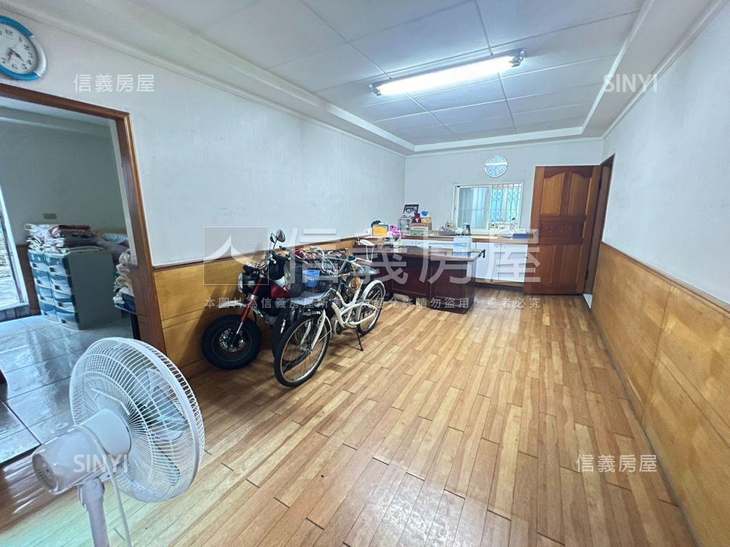 站前。面寬約九米百坪店住房屋室內格局與周邊環境