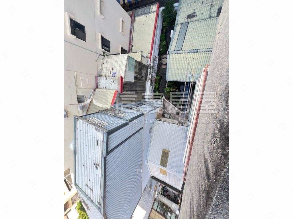 站前。面寬約九米百坪店住房屋室內格局與周邊環境