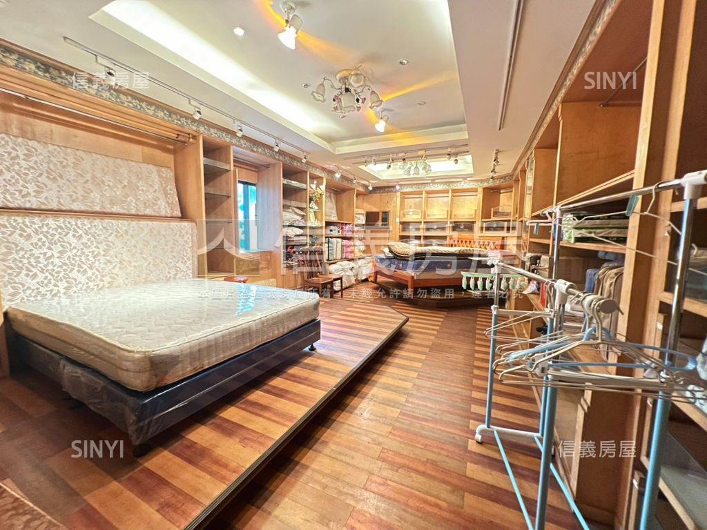 站前。面寬約九米百坪店住房屋室內格局與周邊環境