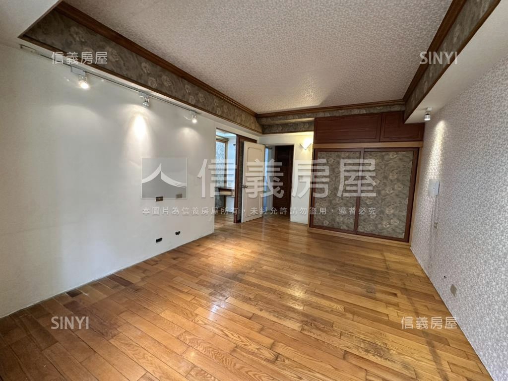 龍城四居。稀有平車房屋室內格局與周邊環境