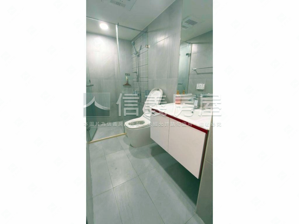 捷運站旁鳳凰綻２房房屋室內格局與周邊環境
