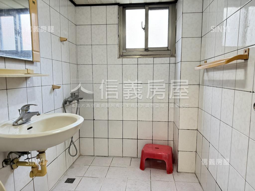 近台中高工收租３＋２房房屋室內格局與周邊環境