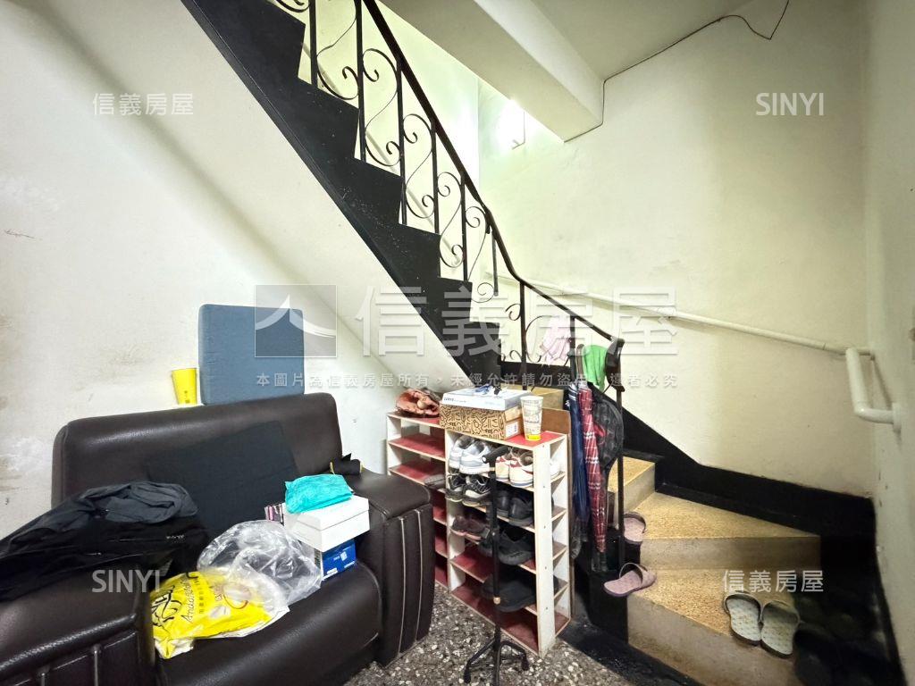 停車方便近崇倫臨路透天房屋室內格局與周邊環境