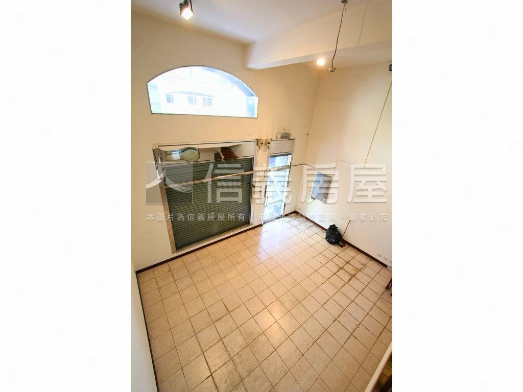 中山北路面寬挑高店面房屋室內格局與周邊環境