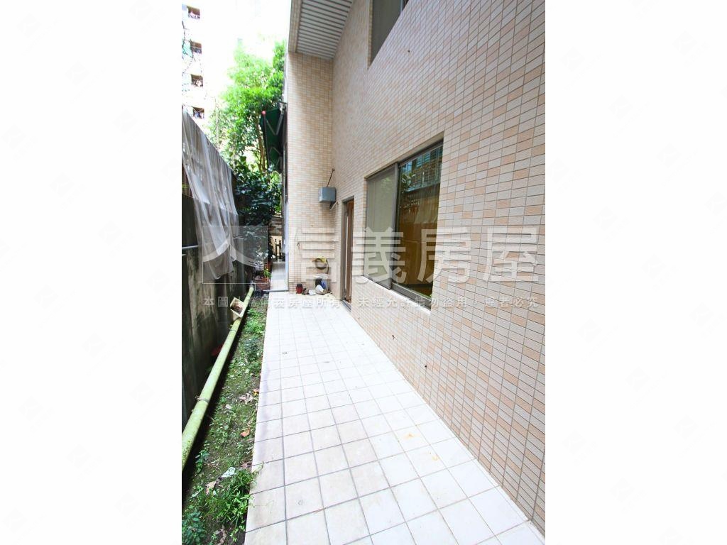 中山北路面寬挑高店面房屋室內格局與周邊環境