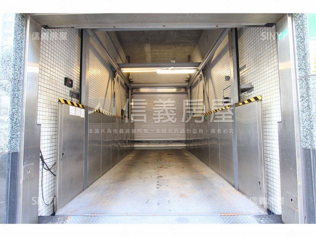 中山北路面寬挑高店面房屋室內格局與周邊環境