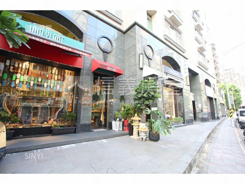 中山北路面寬挑高店面房屋室內格局與周邊環境