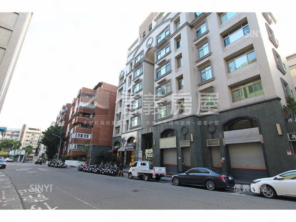 中山北路面寬挑高店面房屋室內格局與周邊環境