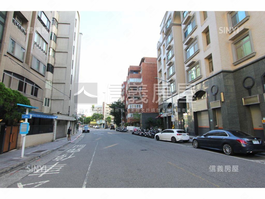 中山北路面寬挑高店面房屋室內格局與周邊環境