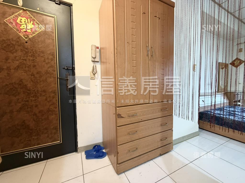 捷運微光城心小陽台房屋室內格局與周邊環境