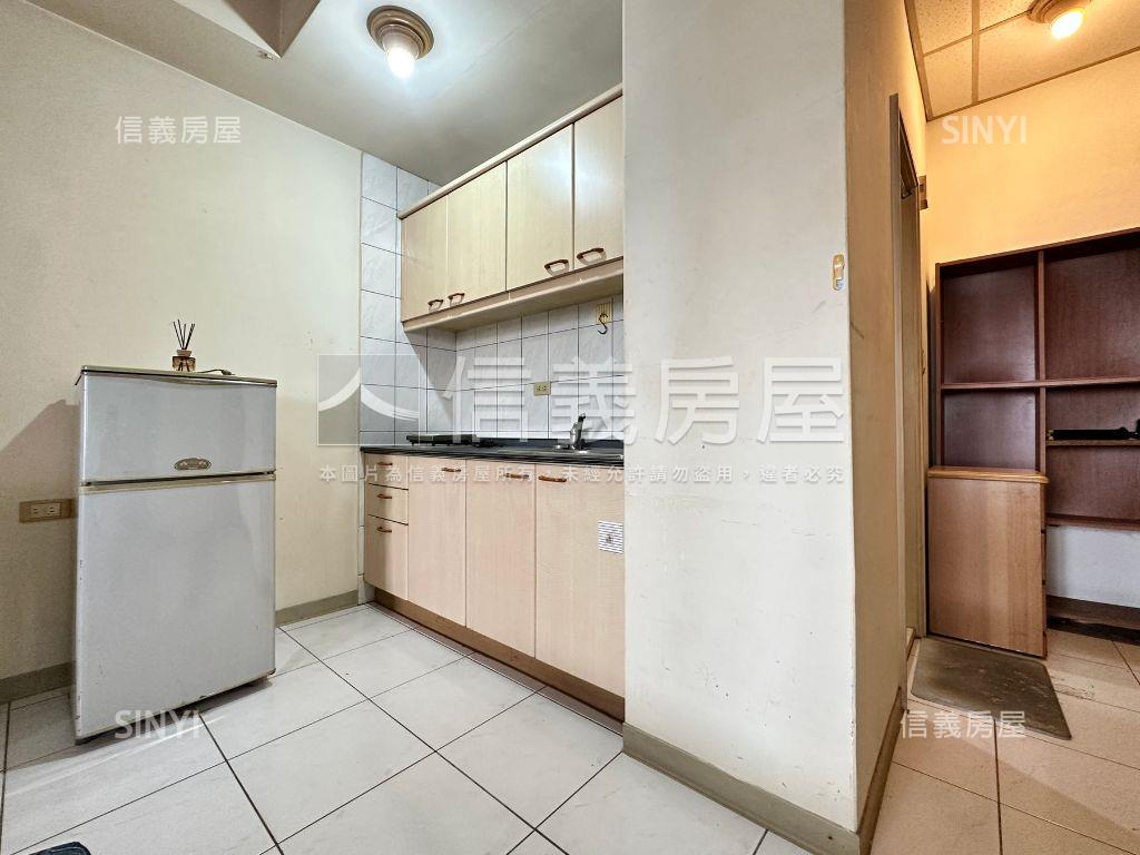 捷運微光城心小陽台房屋室內格局與周邊環境