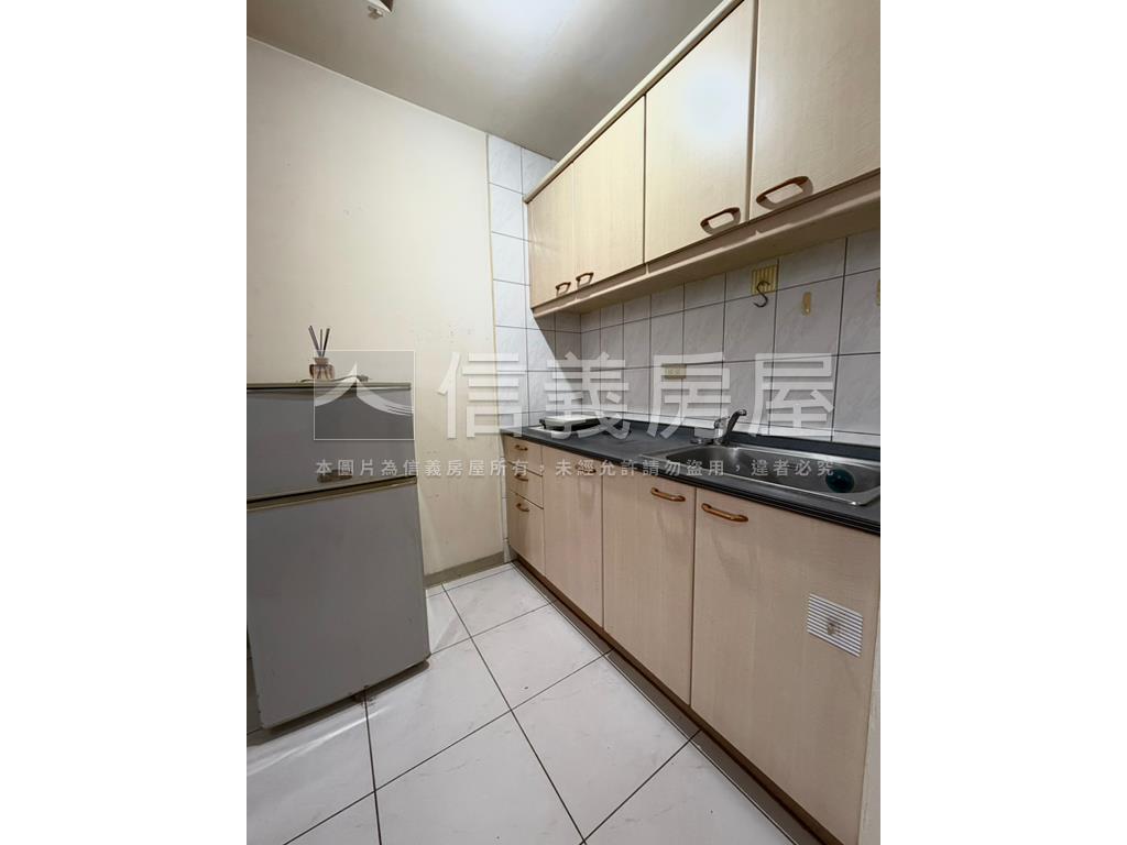 捷運微光城心小陽台房屋室內格局與周邊環境