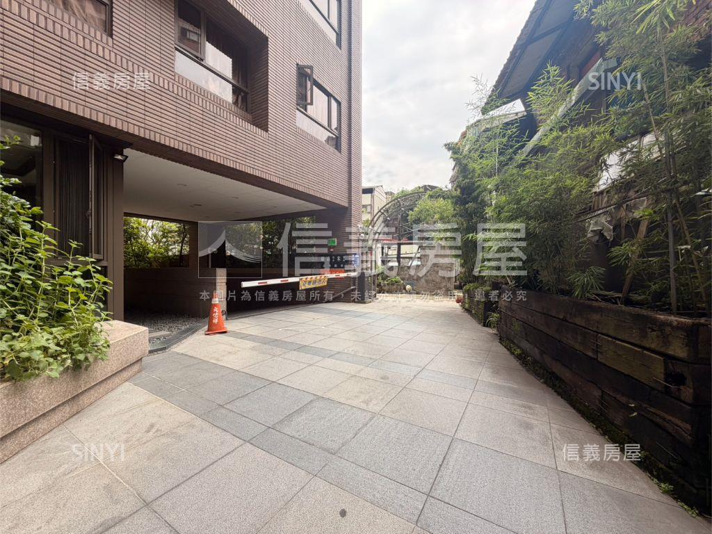 西門。麗德莊１１０號車位房屋室內格局與周邊環境