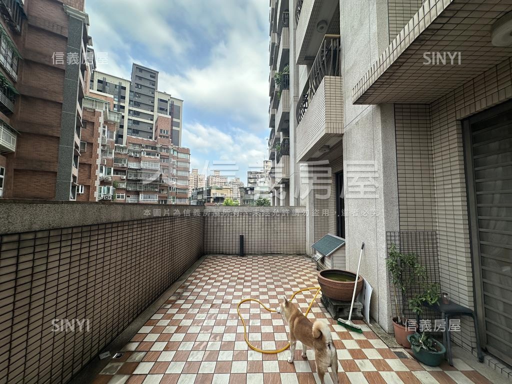 金富２挑高三房車位房屋室內格局與周邊環境