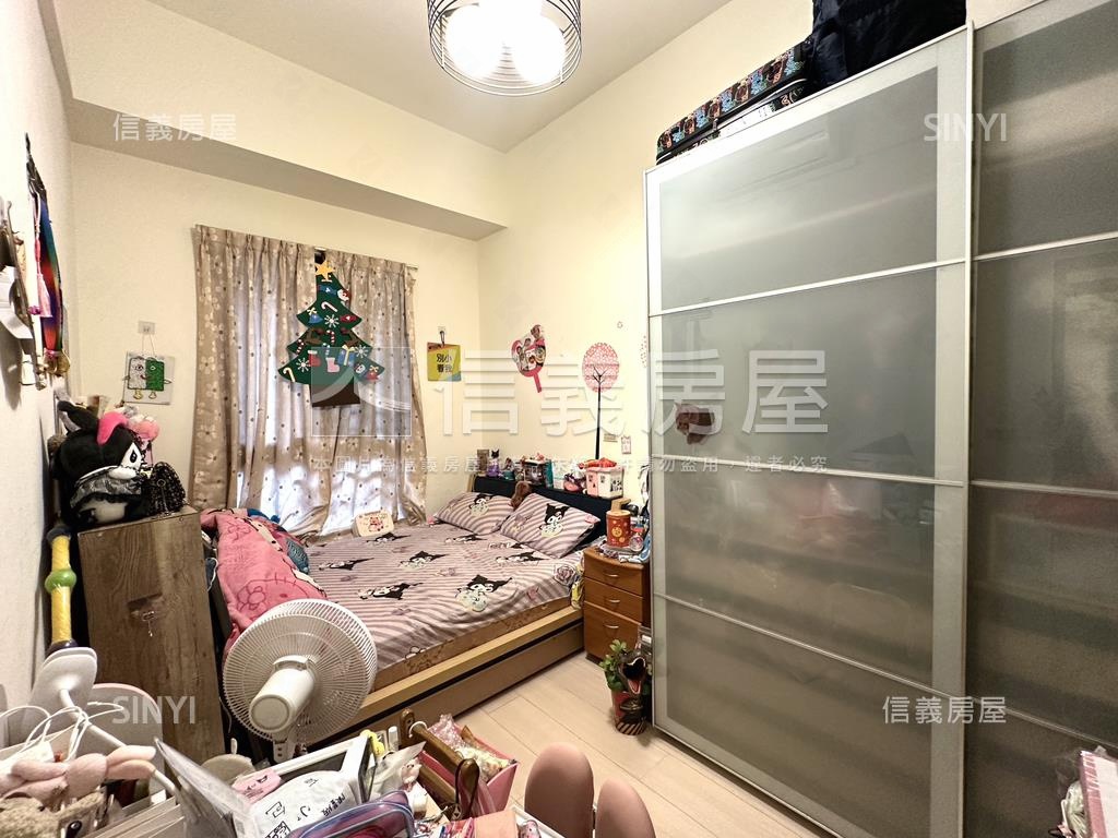 金富２挑高三房車位房屋室內格局與周邊環境