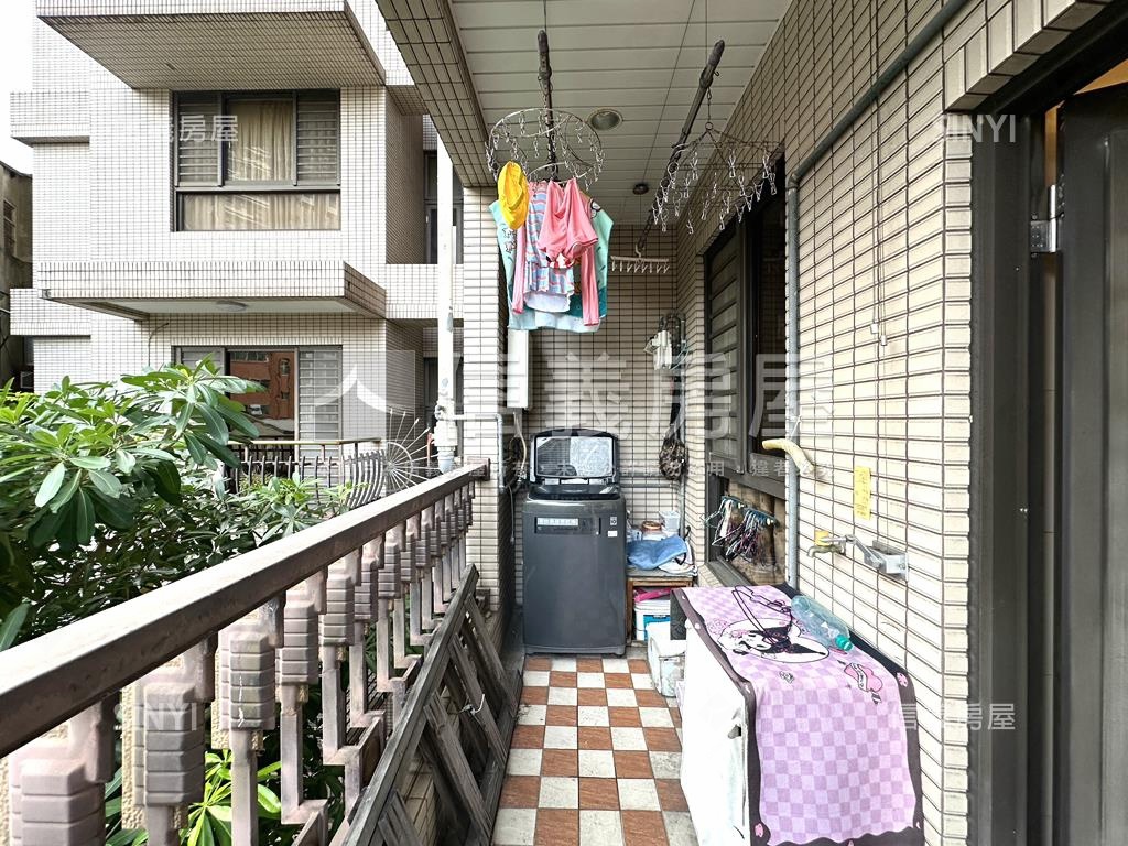 金富２挑高三房車位房屋室內格局與周邊環境