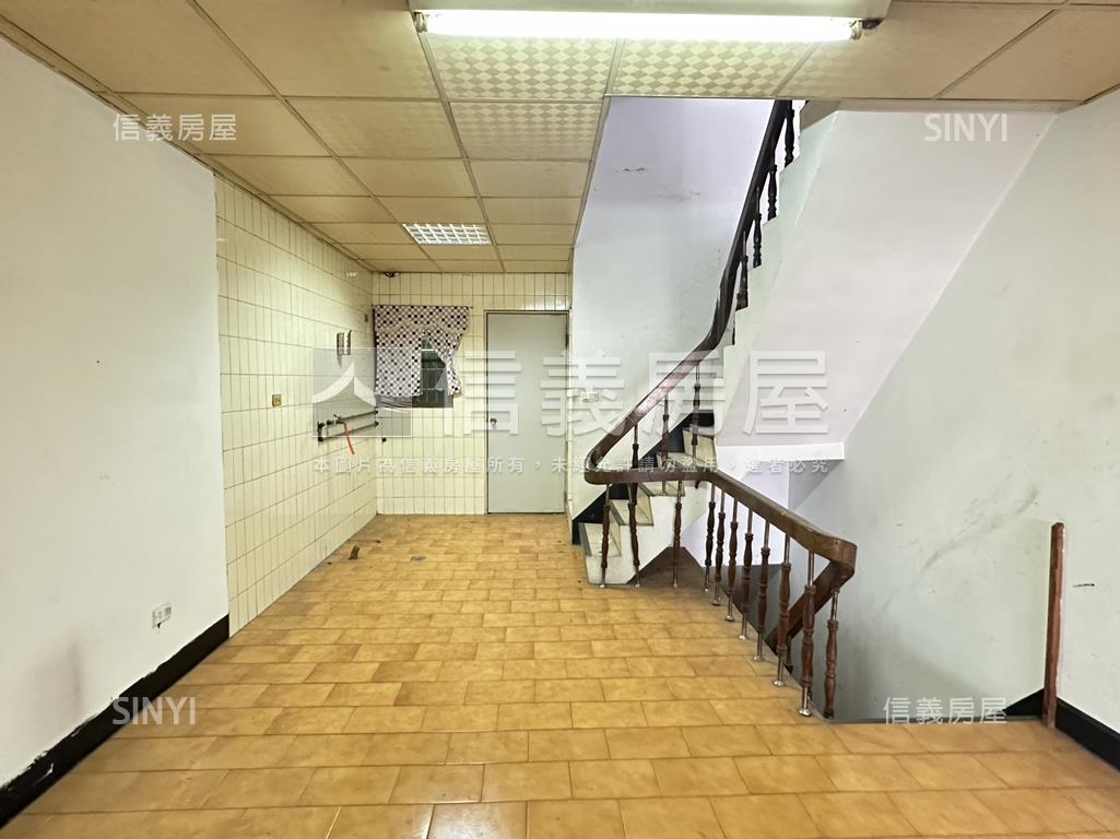 前路後巷車水馬龍黃金透店房屋室內格局與周邊環境