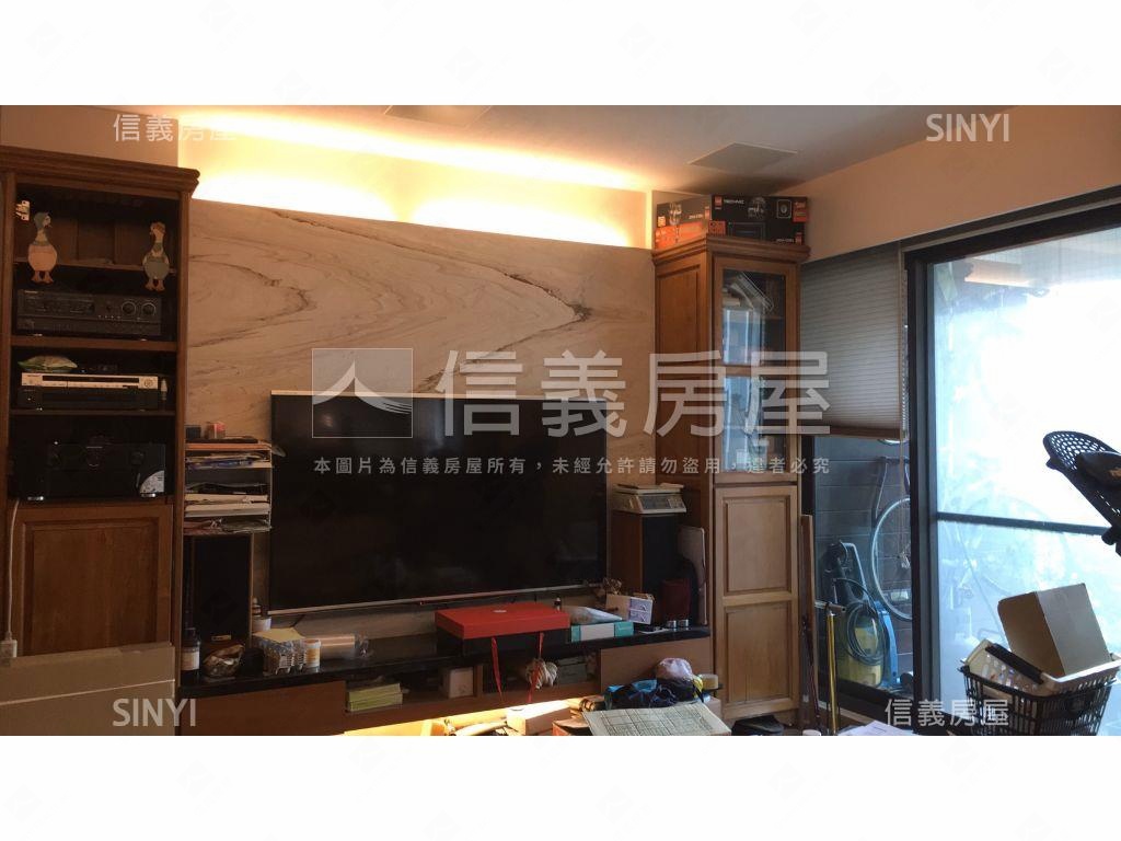 世界之星三房車位房屋室內格局與周邊環境