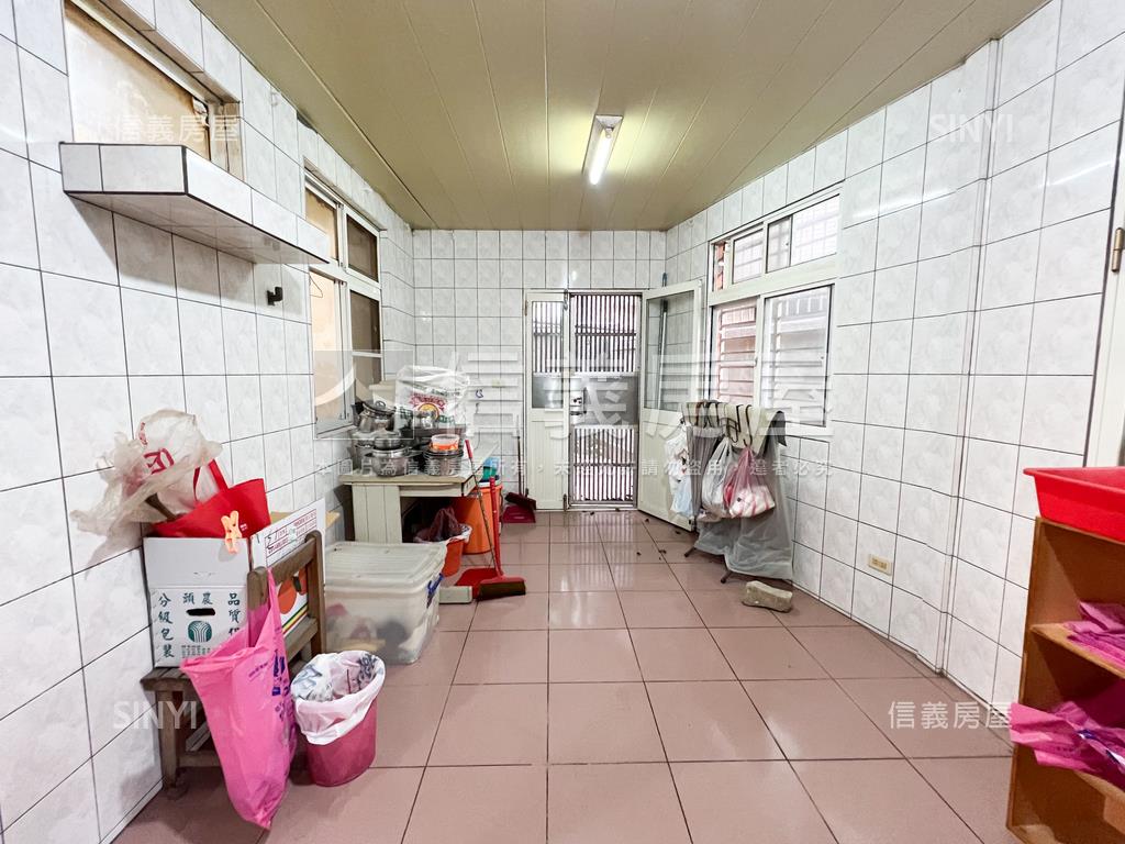 新民街稀有華廈有車位房屋室內格局與周邊環境