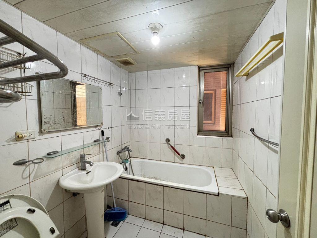 面中庭稀有大陽台三房好屋房屋室內格局與周邊環境