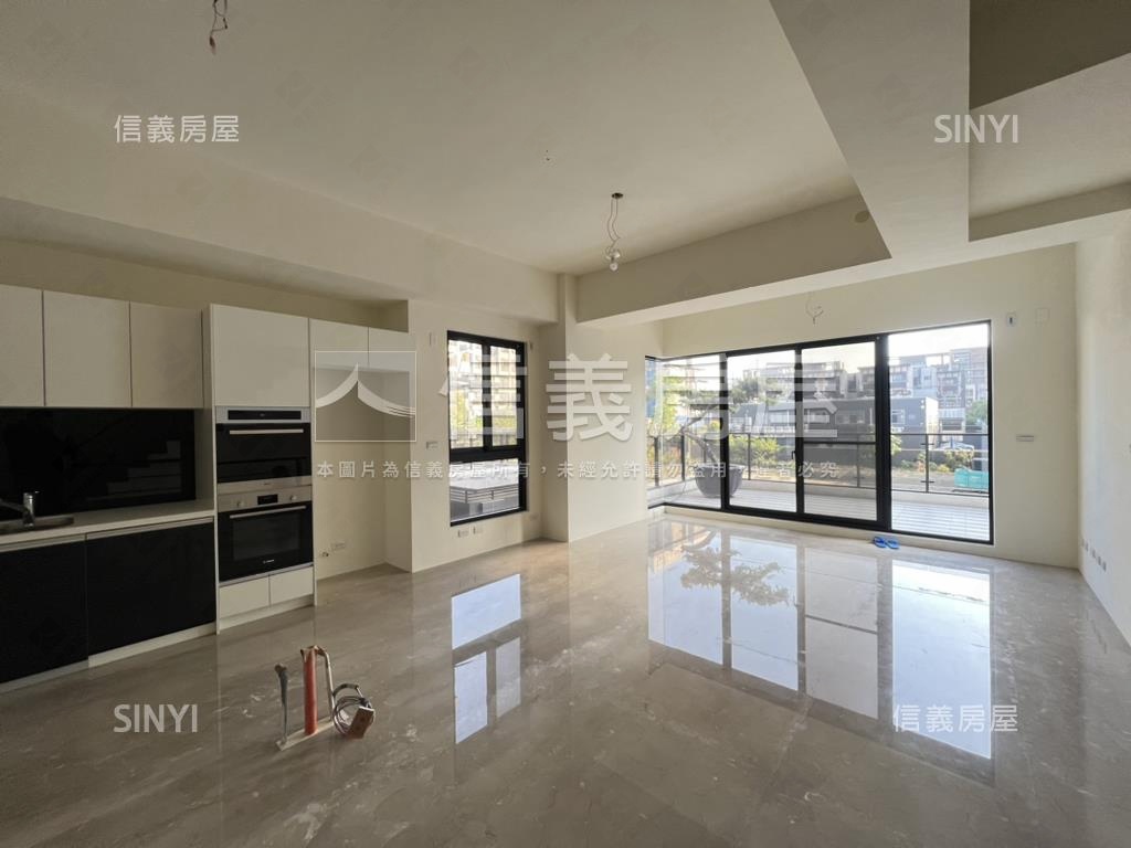 東方大千臨路邊間三車房屋室內格局與周邊環境