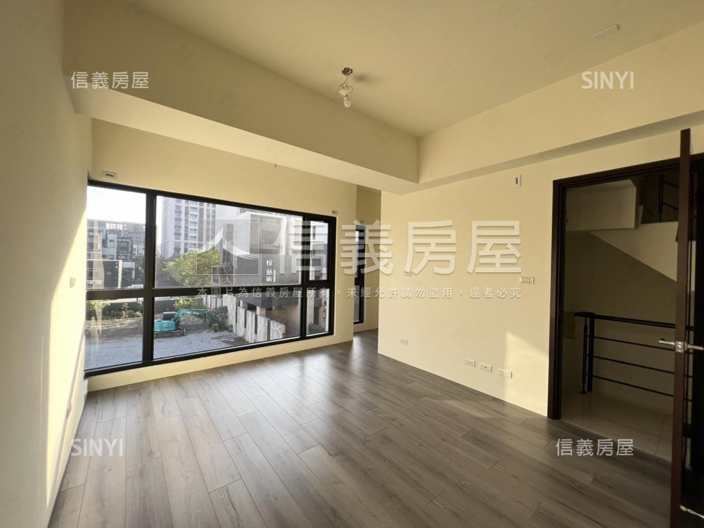 東方大千臨路邊間三車房屋室內格局與周邊環境