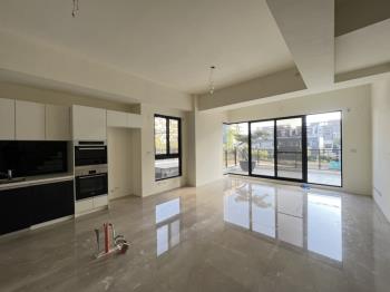 東方大千臨路邊間三車