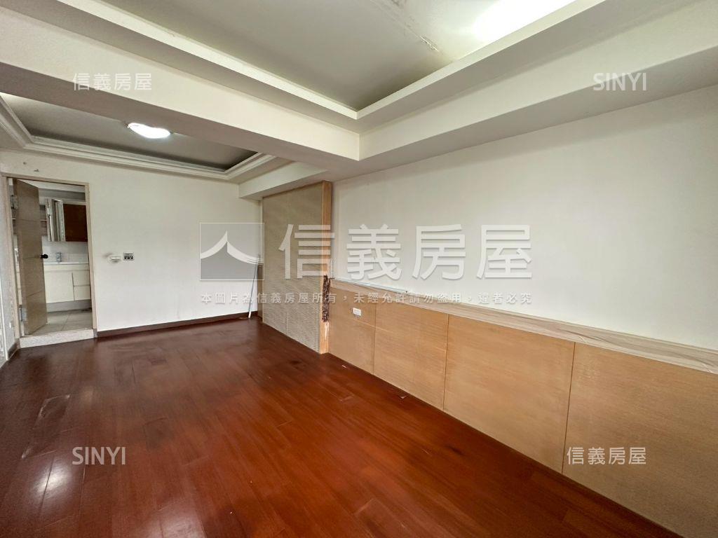 富貴大戶樓中樓附坡平車位房屋室內格局與周邊環境