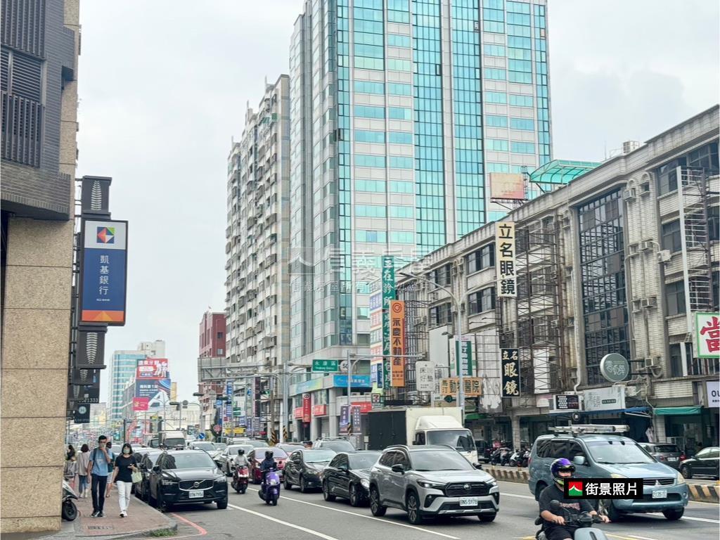 近成大．陽台進出三房平車房屋室內格局與周邊環境