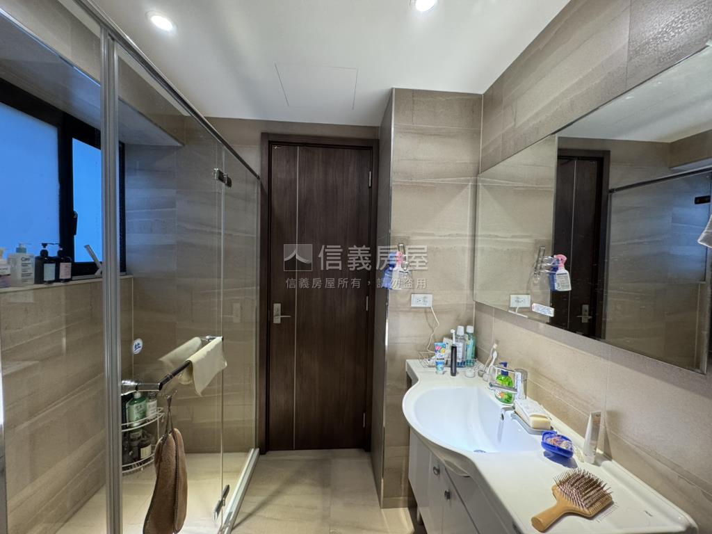 山川真美｜綠景雙車豪邸房屋室內格局與周邊環境
