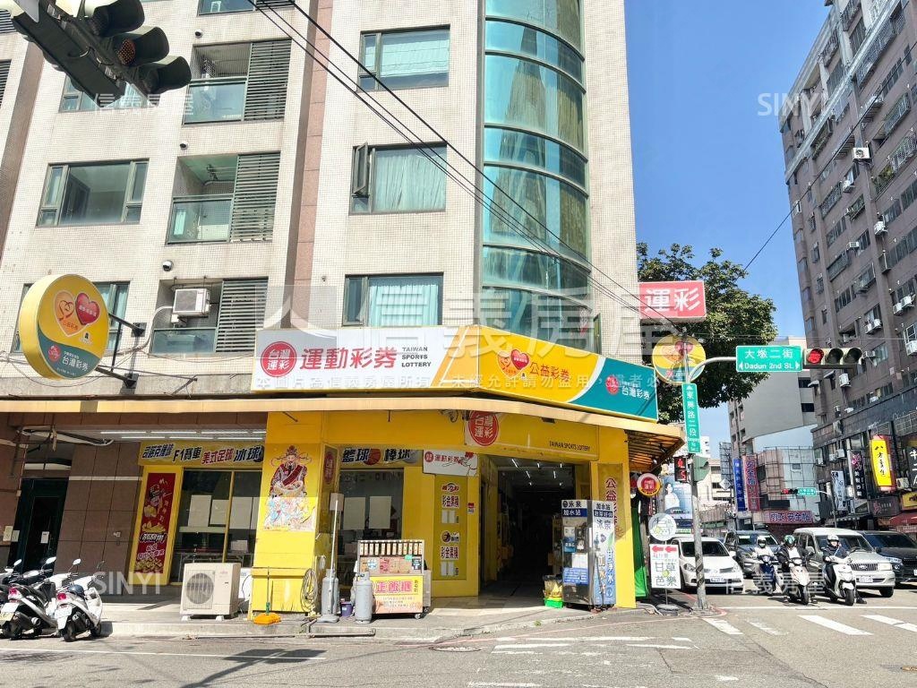 近文心森林公園邊間優店面房屋室內格局與周邊環境