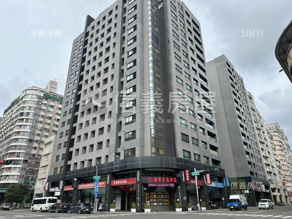近Ｒ１５面寬三角窗店面房屋室內格局與周邊環境