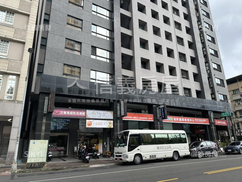近Ｒ１５面寬三角窗店面房屋室內格局與周邊環境