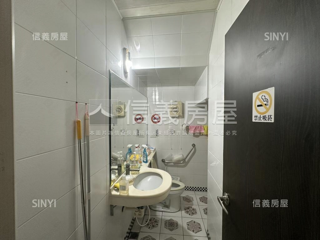 近Ｒ１５面寬三角窗店面房屋室內格局與周邊環境