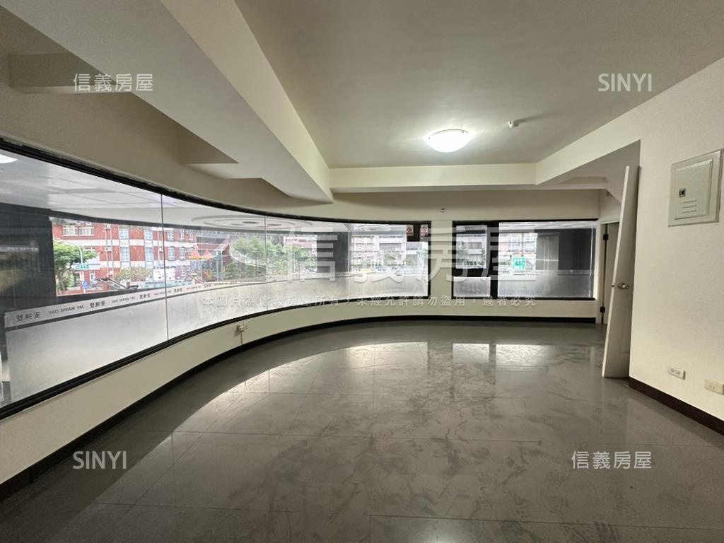 近Ｒ１５面寬三角窗店面房屋室內格局與周邊環境