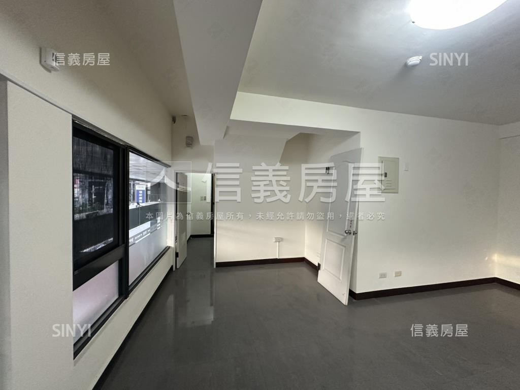 近Ｒ１５面寬三角窗店面房屋室內格局與周邊環境