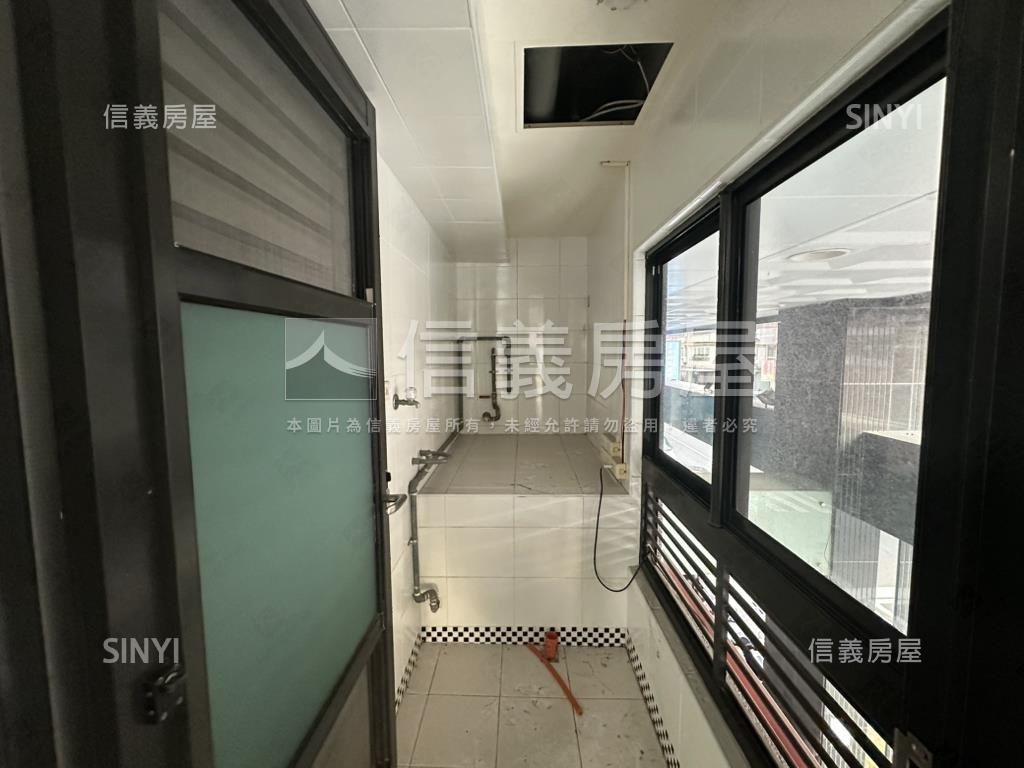 近Ｒ１５面寬三角窗店面房屋室內格局與周邊環境