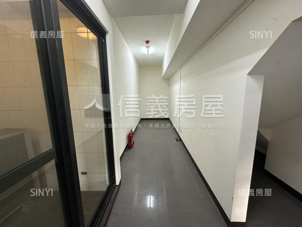 近Ｒ１５面寬三角窗店面房屋室內格局與周邊環境