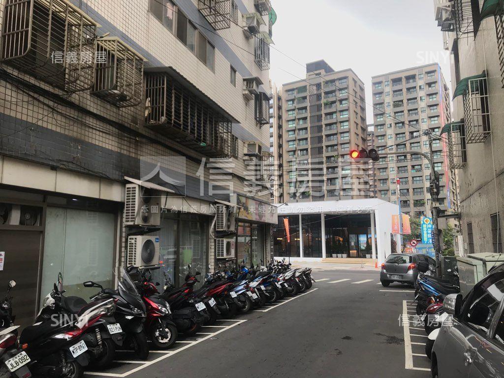 西雲皇家低公設大四房車位房屋室內格局與周邊環境